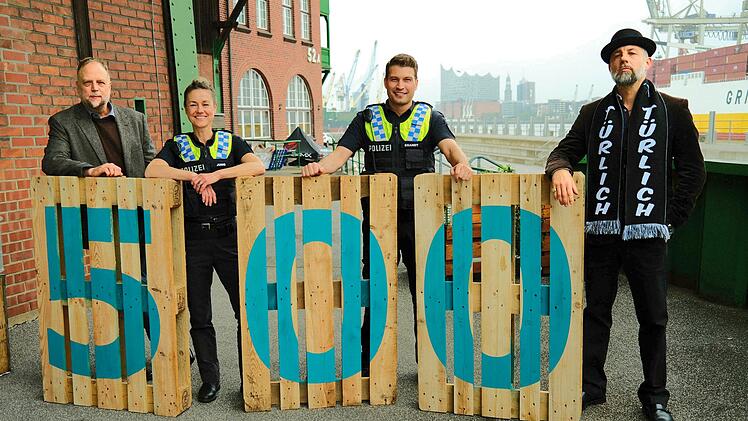 In der 500. Folge von "Notruf Hafenkante" treten Smudo (links) und Das Bo (rechts) als Special Guests auf. Gemeinsam mit Rhea Harder-Vennewald und Ra&uacute;l Richter stehen die beiden Rapper vor der Kamera.