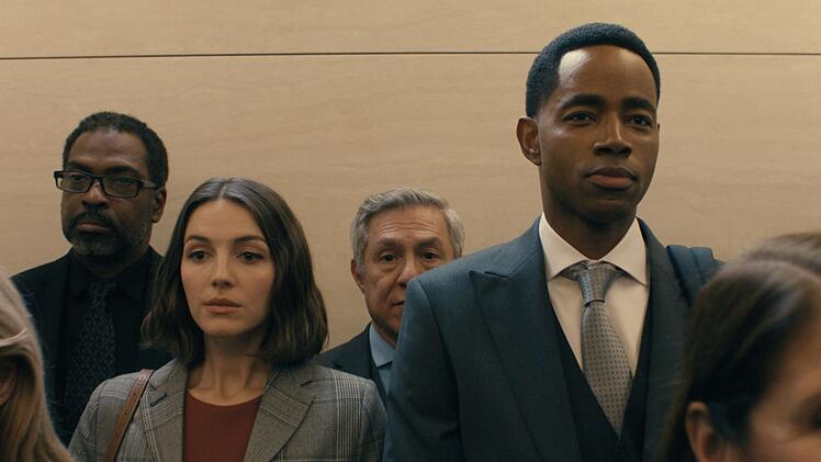 Die ebenso intelligenten wie ehrgeizigen AJ (Ella Hunt, links) arbeitet sich an ihrem maximal fordernden Chef Bill Gibson (Jay Ellis) ab. Deren stressiges Gesch&auml;ft? Nat&uuml;rlich "Finance" in Manhattan.