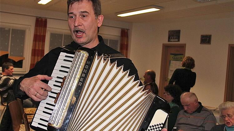 Mit Gesang und Akkordeon verbreitete Alexander Zöller gute Stimmung unter den Wanderfreunden des Rhönklub-Zweigvereins Schondrahöhe Völkersleier. Fotos: Gerd Schaar