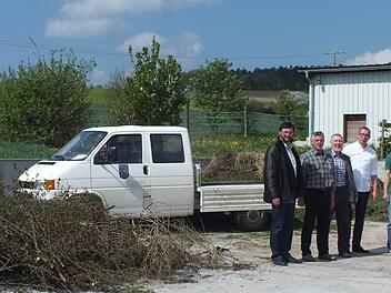Auf dem neuen Grünguthäckselplatz in Zahlbach: Christophorus Schlereth (Kommunalunternehmen Abfallwirtschaft), Johannes Schlereth, Bürgermeister Waldemar Bug, Andreas Sandwall (Kommunalunternehmen Abfallwirtschaft), Werner Link (Maschinenring) Foto: Björn Hein