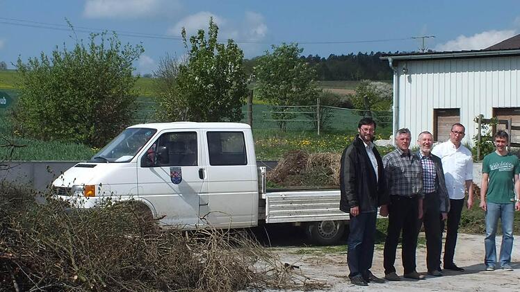 Auf dem neuen Grünguthäckselplatz in Zahlbach: Christophorus Schlereth (Kommunalunternehmen Abfallwirtschaft), Johannes Schlereth, Bürgermeister Waldemar Bug, Andreas Sandwall (Kommunalunternehmen Abfallwirtschaft), Werner Link (Maschinenring) Foto: Björn Hein