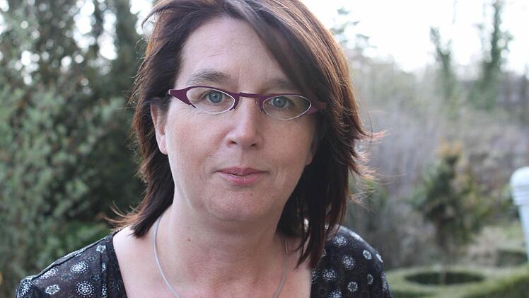 Monika Göhr benutzt ein neun Jahre altes Nokia-Handy (Nummer 1). Fotos: Katja Kölbl