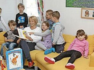 Sonja Erdel liest lustige Abenteuer vor.  Foto: Edwin Meißinger