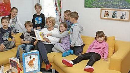 Sonja Erdel liest lustige Abenteuer vor.  Foto: Edwin Meißinger