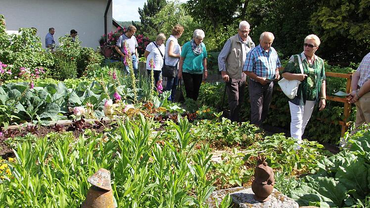 Die Karawane zog von einem Garten zum nächsten.Foto: Ralf Kestel