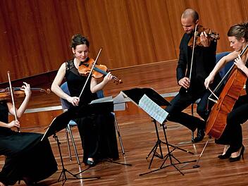 Das Quatuor voce beeindruckte das Publikum bei seinem Gastspiel im Kongresshaus (von links) Sarah Dayan, Cecile Roubin, Guillaume Becker und Lydia Shelley. Foto: Jochen Berger
