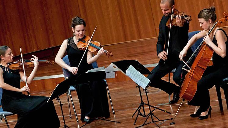 Das Quatuor voce beeindruckte das Publikum bei seinem Gastspiel im Kongresshaus (von links) Sarah Dayan, Cecile Roubin, Guillaume Becker und Lydia Shelley. Foto: Jochen Berger