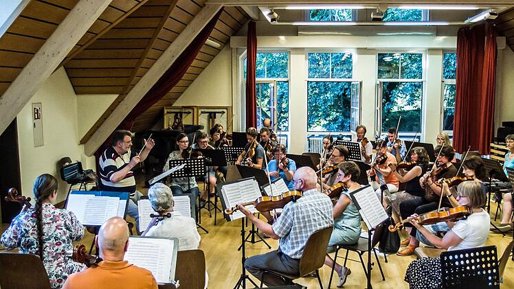 Intensiv bereitet sich das Orchester der "Musikfreunde Neustadt" auf sein Open-Air-Konzert am Sonntag (3. Juli) im Freibad vor.Foto: Jochen Berger