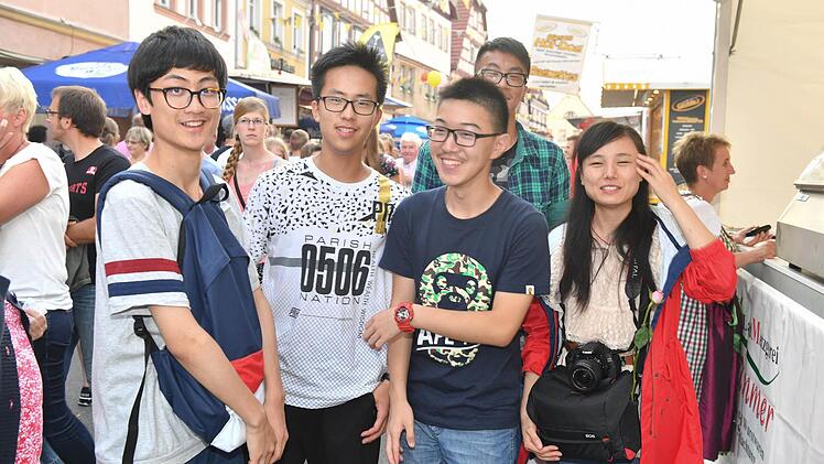 Machten nicht nur am Stand des China-Restarants Halt: die jungen Gäste aus Fernost.Foto: Ronald Rinklef