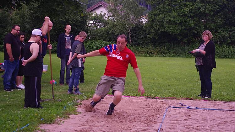 Wer springt am weitesten?  Foto: Heike Sch&uuml;lein