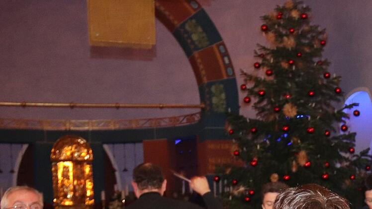 Der Chor mit Sandra Ruß als DirigentinFoto: Johanna Blum