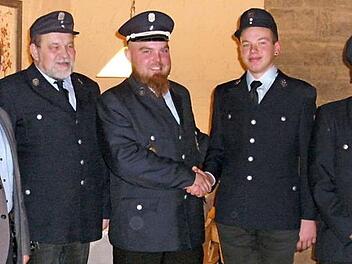 Der 16-jährige Andreas Dinkel (Zweiter von links) wurde von (v. l.) Stadtrat Wolfgang Herold, Vorsitzendem Heinrich Kunzelmann, Kommandant Simon Hümmer und Zweitem Kommandanten Markus Engert als jüngstes Mitglied in die aktive Stublanger Wehr aufgenommen. Foto: Monika Schütz