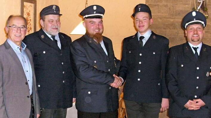 Der 16-jährige Andreas Dinkel (Zweiter von links) wurde von (v. l.) Stadtrat Wolfgang Herold, Vorsitzendem Heinrich Kunzelmann, Kommandant Simon Hümmer und Zweitem Kommandanten Markus Engert als jüngstes Mitglied in die aktive Stublanger Wehr aufgenommen. Foto: Monika Schütz