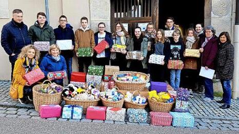 Die Vertreter der SMV und des Sozialen Arbeitskreises der Wallburg-Realschule überbrachten mit den Lehrern Werner Steger, Corinna Hartwich-Beck und Maria Brasch Päckchen und Geschenke. Foto: gg