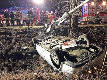 Das Auto des jungen Mannes kam total besch&auml;digt auf dem Dach zum Liegen. Foto: Stefan Wicklein