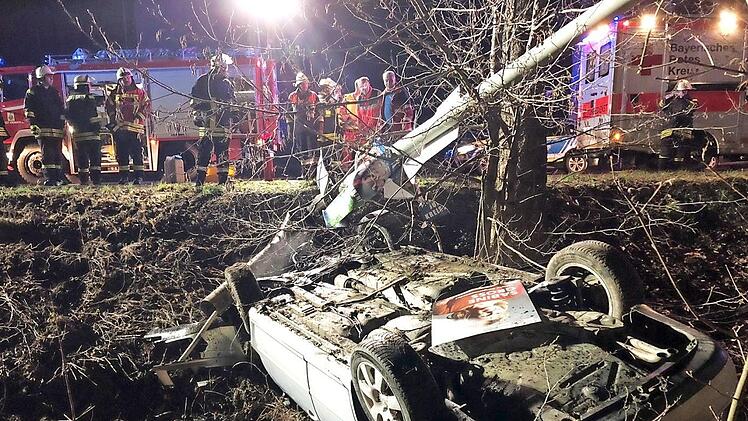 Das Auto des jungen Mannes kam total besch&auml;digt auf dem Dach zum Liegen. Foto: Stefan Wicklein