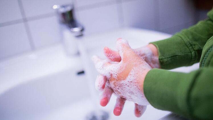 Der Lichtenfelser Landrat appelliert angesichts steigender Infektionszahlen an die Bürger, unbedingt die Abstands- und Hygieneregeln einzuhalten.Archiv