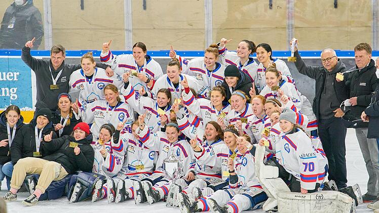 Der ESC Planegg/Würmtal mit der Neuenmarkterin Yvonne Rothemund ist zum achten Mal Deutscher Eishockey-Meister. Foto: Imago