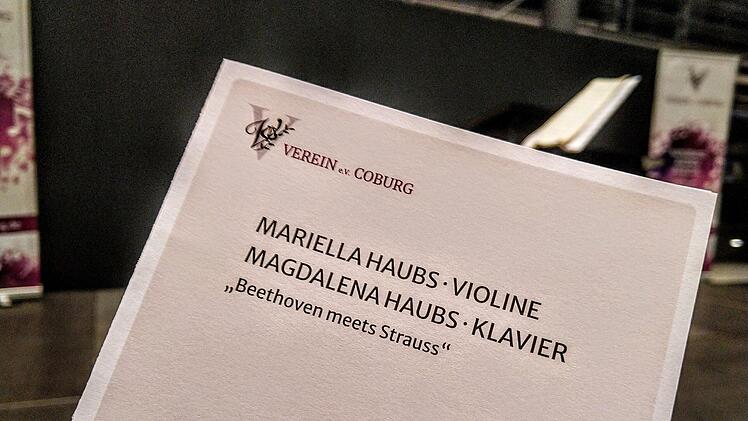 Reichlich Applaus verdienten sich die Schwestern Magdalena und MAriella Haubs (von links) bei ihrem Auftritt beim Coburger "Verein".Foto: Jochen Berger