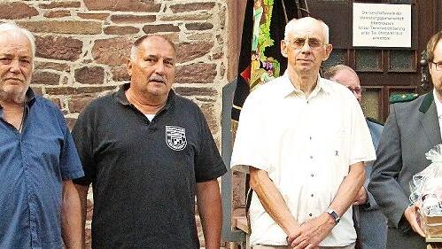 Sportleiter Benedikt M&uuml;ller (rechts) ernannte drei besonders verdiente Mitglieder zur Ehrenmitgliedern und &uuml;berreichte die Ernennungsurkunde und ein Pr&auml;sent an (von links) Georg Porkristl, Manfred Feustel und Werner Perzl.