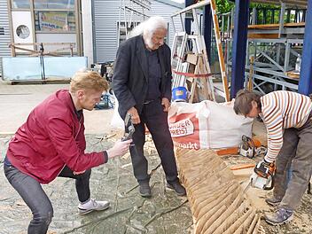 Das Foto zeigt (v. l.) TVO- Redakteur Andreas Heuberger, Ingo Cesaro und Christel Steier bei Wintergarten Baumann.