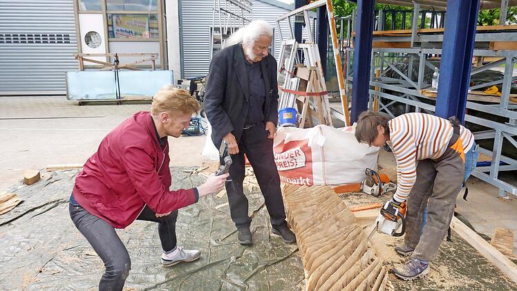 Das Foto zeigt (v. l.) TVO- Redakteur Andreas Heuberger, Ingo Cesaro und Christel Steier bei Wintergarten Baumann.