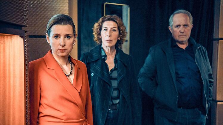 Moritz Eisner (Harald Krassnitzer) und Bibi Fellner (Adele Neuhauser, zweite von links) befragen die Frau des Opfers. Alicia Brauer (Martina Ebm) ist auch Geschäftsführerin des Restaurants ihres Mannes.
