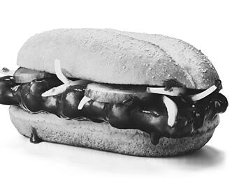 McRib McDonald&rsquo;s McDonalds Deutschland Schwarzwei&szlig; Schwarzwei&szlig;foto Schwarzwei&szlig;bild Monochrom Symbolbild Abschied 37 Jahre Auslistung Men&uuml;wechsel Kultklassiker BBQ Barbecue Schweinefleisch Sandwich Fastfood Nostalgie R&uuml;ckzug Limited Edition Filiale Restaurant ikonisch Fans Erinnerung Ende