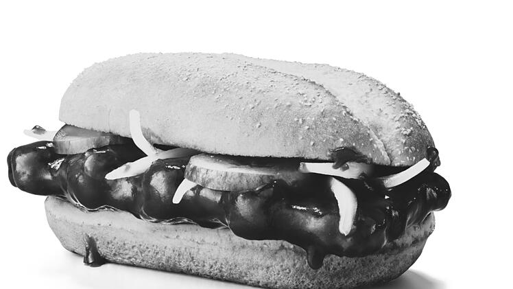 McRib McDonald&rsquo;s McDonalds Deutschland Schwarzwei&szlig; Schwarzwei&szlig;foto Schwarzwei&szlig;bild Monochrom Symbolbild Abschied 37 Jahre Auslistung Men&uuml;wechsel Kultklassiker BBQ Barbecue Schweinefleisch Sandwich Fastfood Nostalgie R&uuml;ckzug Limited Edition Filiale Restaurant ikonisch Fans Erinnerung Ende