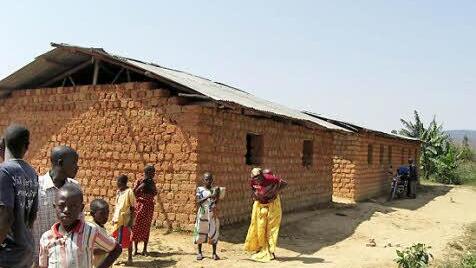 Aus nur zwei wenig wetterfesten Klassenzimmern bestand die alte Schule.