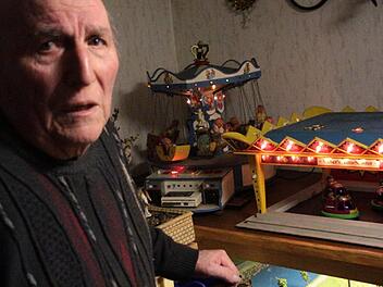 Otto Weber hat das Spielzeug für seine Kinder und Enkel selbst gebaut.   Foto: Josef Hofbauer