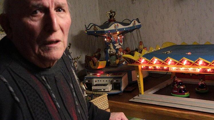 Otto Weber hat das Spielzeug für seine Kinder und Enkel selbst gebaut.   Foto: Josef Hofbauer