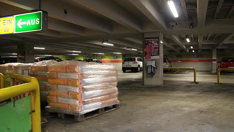 Im Vergleich zum sanierten 6. Parkdeck wirkt das Erdgeschoss düster.