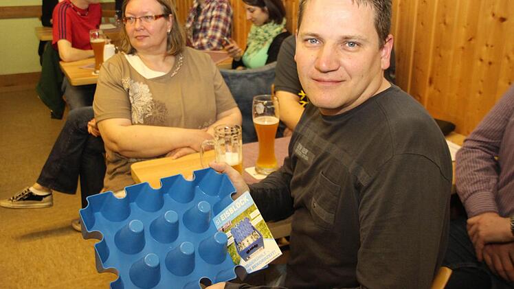 Stefan Limmer mit seiner Erfindung bei "Rundschau unterwegs". Foto: Sebastian Martin