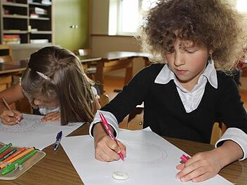 Die Kinder Lina (links) und Julia fühlen sich in den neuen Räumen wohl.   Foto: Michael Wunder