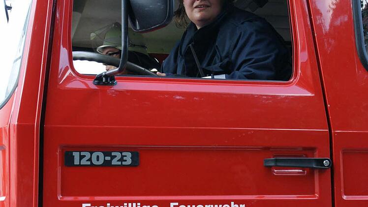 Christina Benkert ist versierte Feuerwehrfrau. Souverän steuert die Berufskraftfahrerin auch die ganz großen Fahrzeuge. Foto: Weinbeer