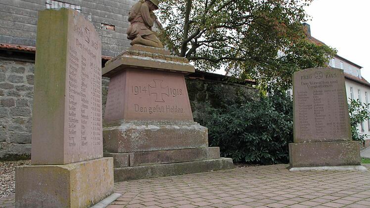 In Detter befindet sich das Kriegerdenkmal vor der Kirche. Foto: Ulrike Müller