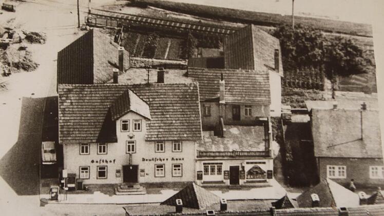 Der Gasthof Deutsches Haus liegt an der ehemaligen Bahnstrecke von Jossa nach Wildflecken. Diese alte Aufnahme hängt im Gastraum.