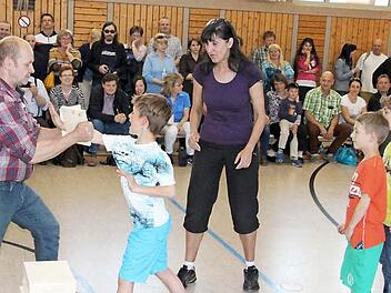 Wie man mit der Handkante ein Brett durchschlägt, zeigten Projektleiter Fred Busse und Heike Bittner den Kindern.  Fotos: Rainer Glissnik