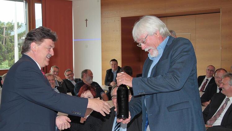 Eine Flasche Wein für Jürgen Meins. Foto: Jürgen Gärtner