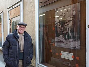 Heribert Schilling vor einem der großformatigen Ausdrucke im "Schillings Gässle". Foto: Arkadius Guzy
