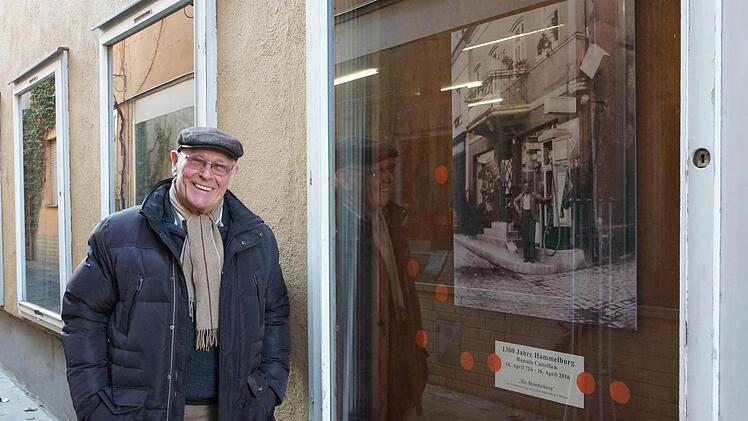 Heribert Schilling vor einem der großformatigen Ausdrucke im "Schillings Gässle". Foto: Arkadius Guzy