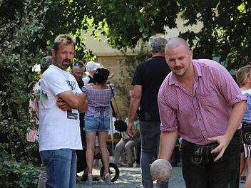 Hannes Pöhlmann hat beim Sandkegeln schon zum dritten Mal den Sieg errungen. Foto: Katharina Müller-Sanke