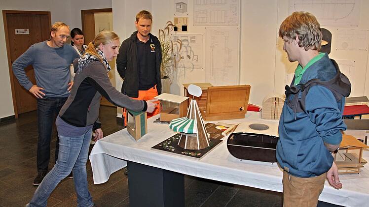 Schüler der Meisterschule stellten ihre Modelle vor und beantworteten Fragen der Praktiker vom Bauhof. Gestaltungslehrer Thomas Herres (links) und Bauhofleiter Christian Raehse (vierter von links) sind ganz Ohr. Foto: Helmut Will