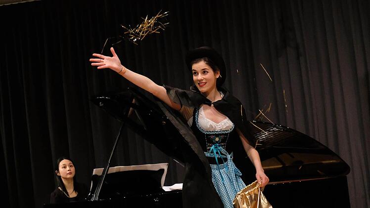 Julia Leser als "Christel von der Post", musikalisch begleitet von Pianistin Chiju Huang.Foto: Gerd Schaar