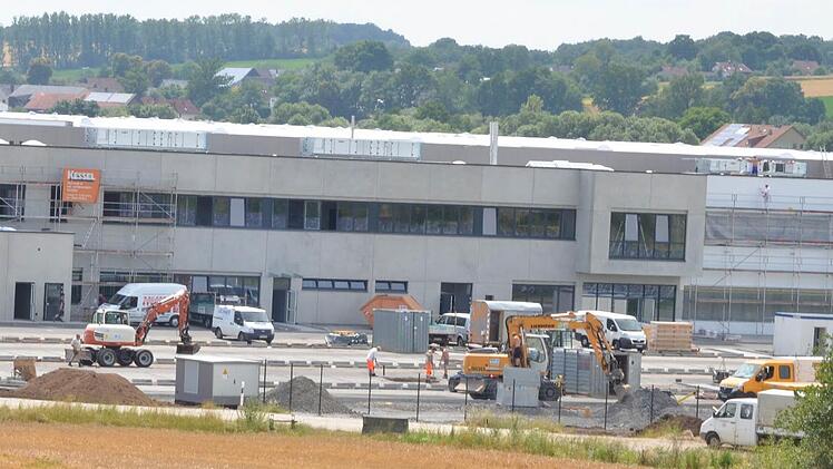 Auf der Baustelle der Max Carl KG in Großheirath wurde am 22. Juni gepflastert und asphaltiert. Foto: Rainer Lutz