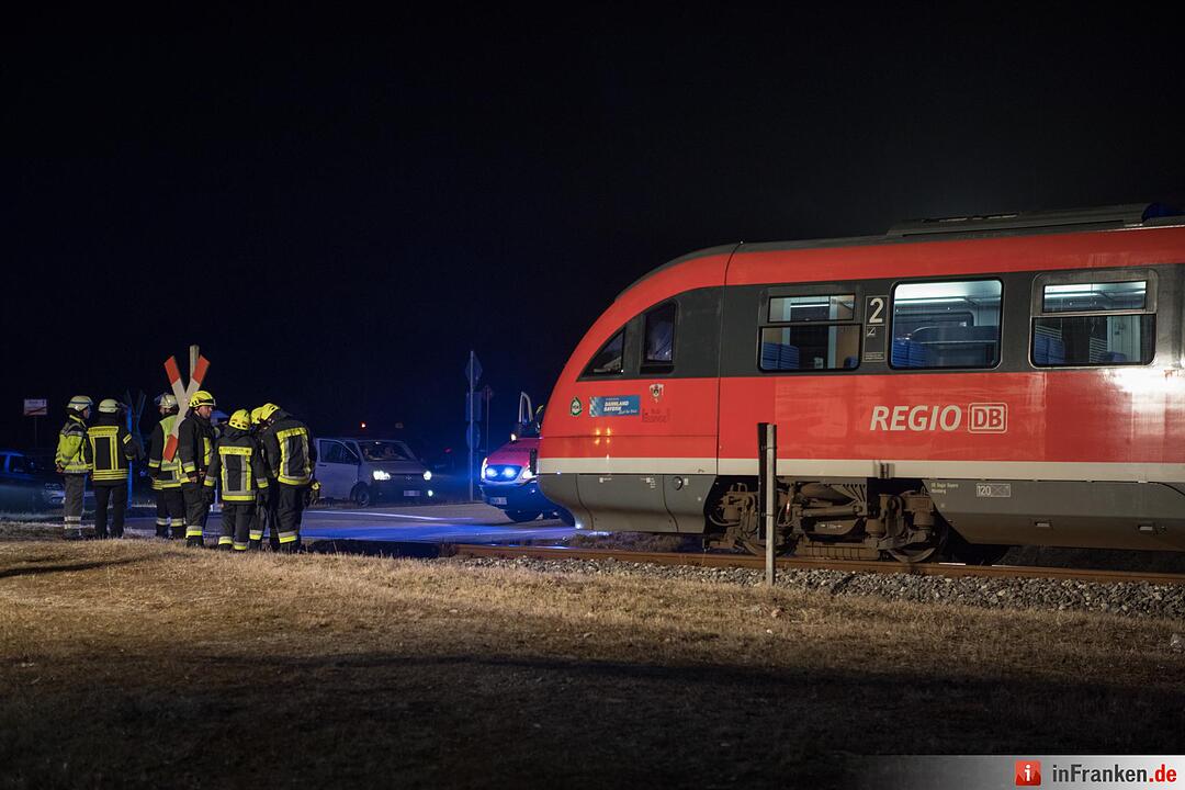 Kreis Roth: Auto kollidiert mit Regionalzug