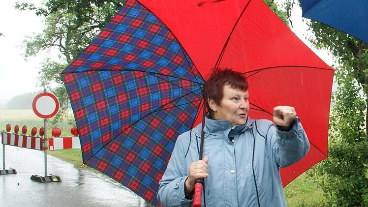 Die Fabrikschleichacher machten ihre Heltung deutlich. Ursel Heil fühlte sich beim Behördentermin nicht ernst genommen, wie sie stellvertretendem Landrat Michael Ziegler erklärte.