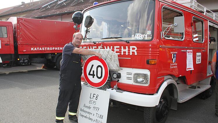 Das Schild mit der 40 bedeutet nicht, dass das LF 8 es nur auf vierzig Stundenkilometer bringt. "Das ist unser ältestes Fahrzeug - 40 Jahre", erklärt Jürgen Hochgesang. Das Auto hat erst 35.027 Kilometer auf dem Tacho.Sonny Adam