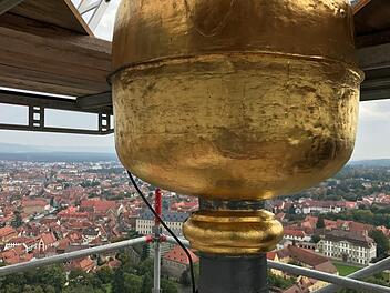 Je höher man steigt, desto weiter reicht der Blick über die Stadt. Kurz unter der obersten Plattform taucht die vergoldete Turmkugel auf. Fotos: Michael Wehner, Anna Lienhardt, Ronald Rinklef,